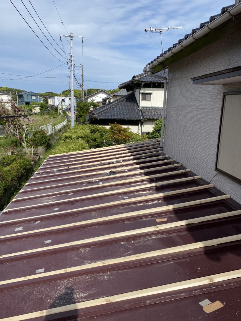 瓦棒から横暖ルーフasへのカバー工法 工事をさせて頂きました 屋根修理などの屋根工事は京都市の佐野工業にお任せ